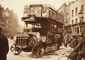 Wrak van een bus die in brand was gestoken door stakers in Zuid-Londen, 1926